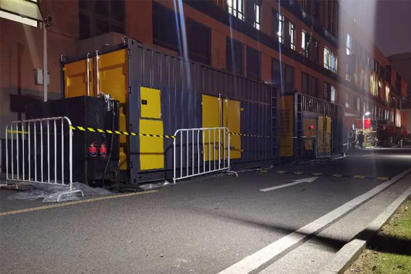 佛冈柴油发电机组的输出电压是如何调节的？